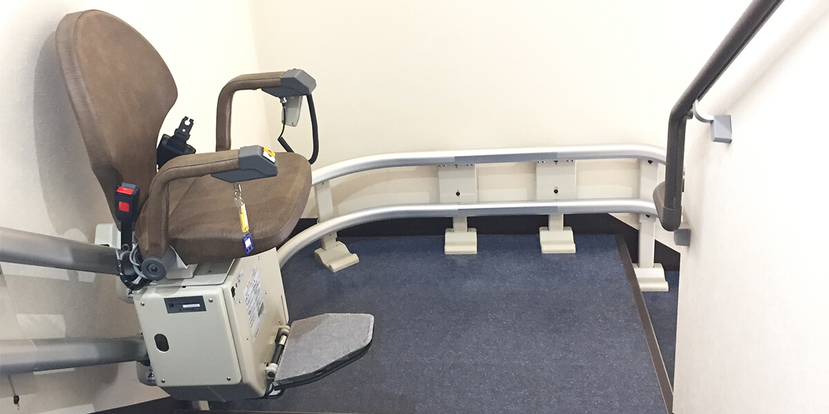 いす式階段昇降機